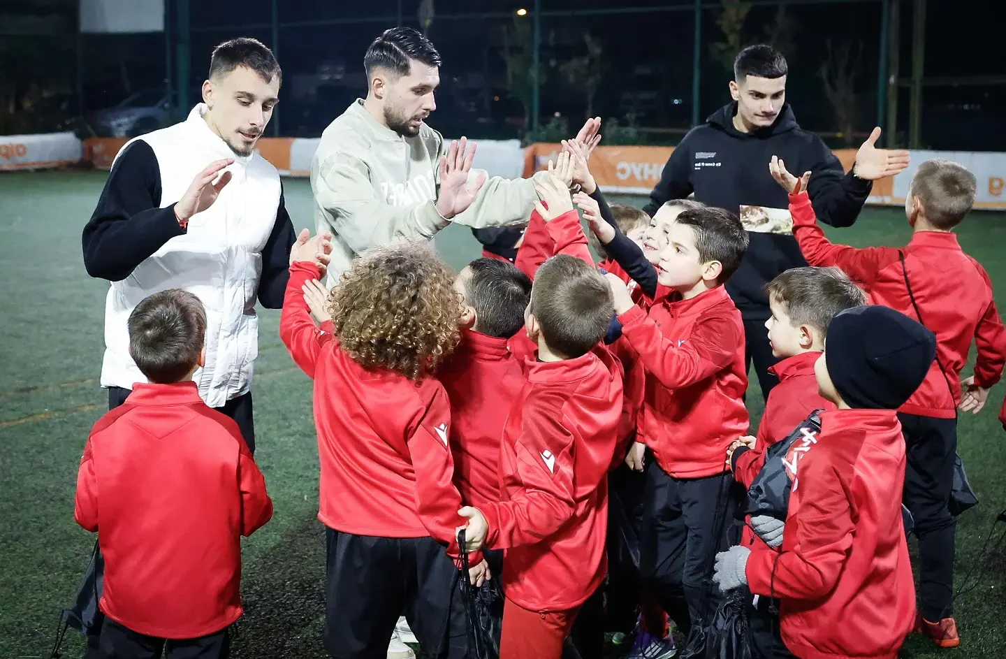 Футболисти на ЦСКА тренираха с най-малките „армейци“