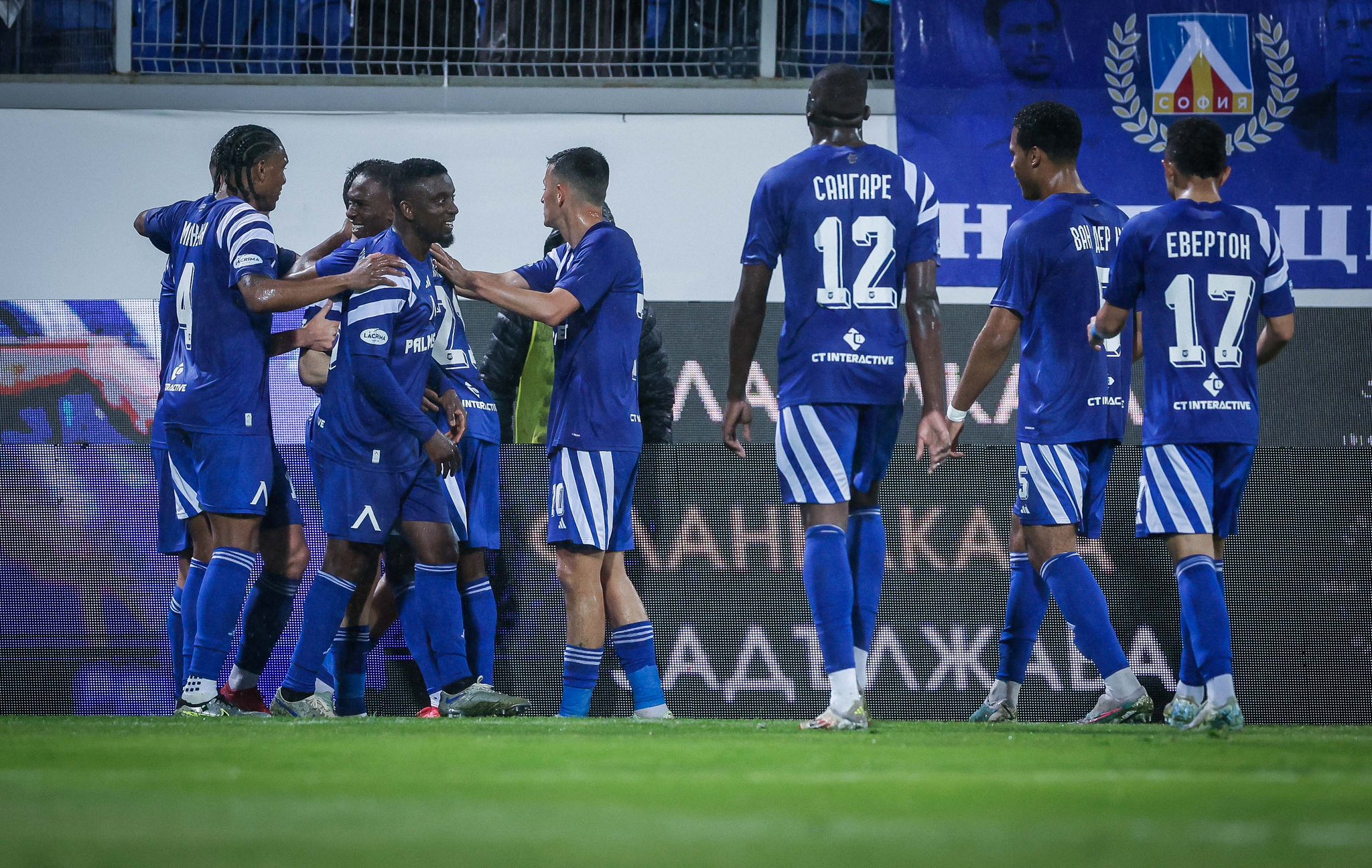 „Сините“ с уникална серия