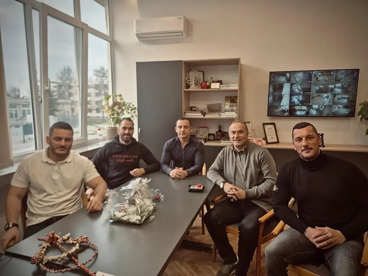 Ръководители в ЦСКА и лидерът на Сектор Г посетиха СУ „Генерал Владимир Стойчев“