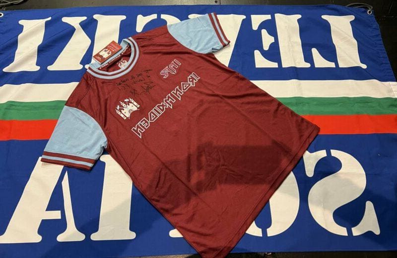 Фенове на Левски пуснаха на търг уникална фланелка в помощ на малката Бела