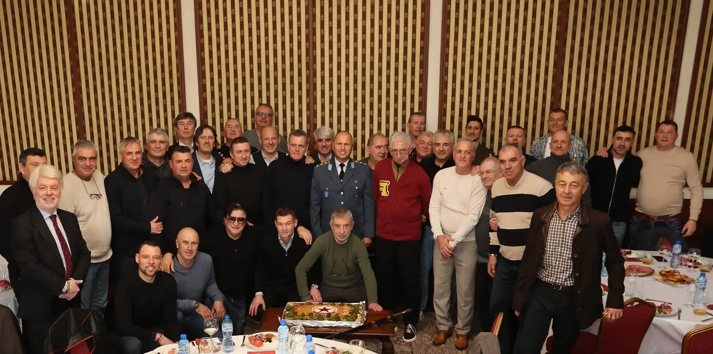 Червен празничен банкет