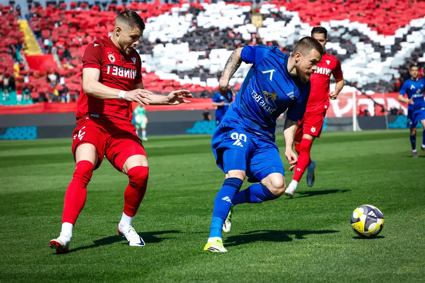 Син триумф! Левски  докосва титлата след победа над вечния враг