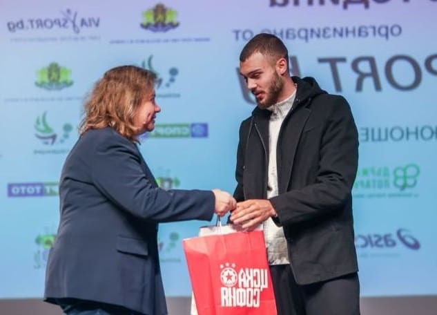 Юноша на ЦСКА с приза „Воля за победа“(СНИМКИ)