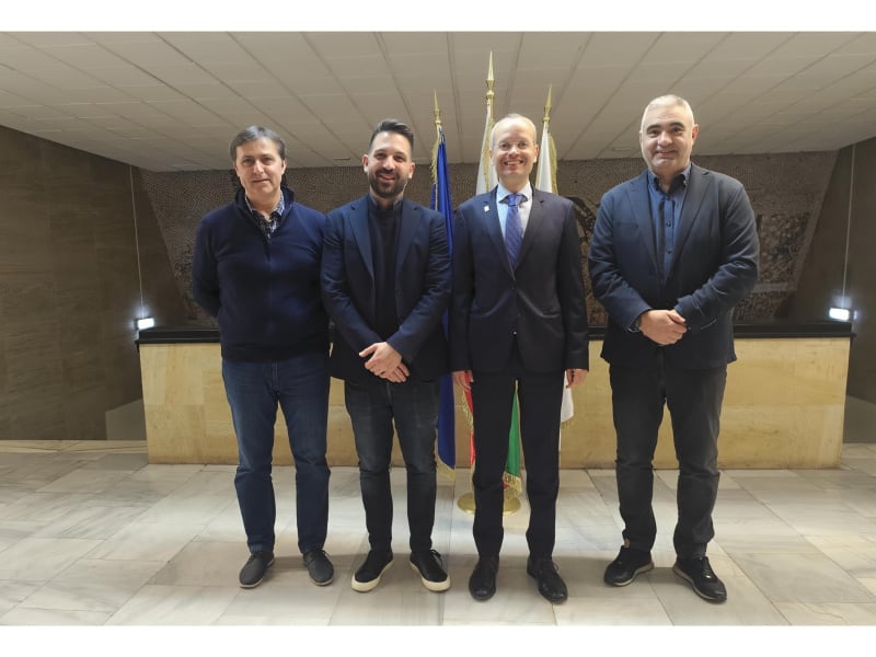 Община Благоевград няма пари за Пирин,но кметът се снима с хора от БФС!