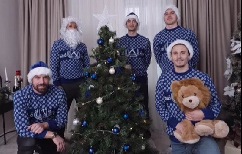 Футболисти на Левски се преобразиха на Дядо Коледа, елфи и… елха (ВИДЕО)