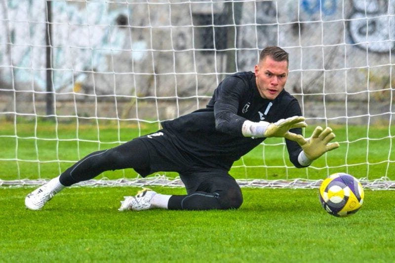 Куп отбори от 3 страни  влизат в битка за вратаря на Локо Пд