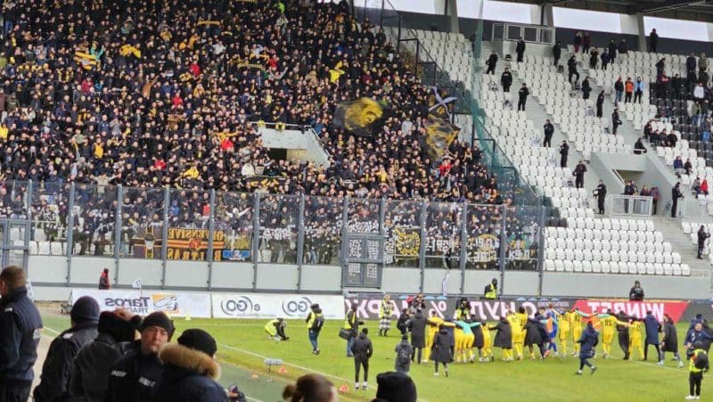 Феновете на Ботев с остра ирония: Наумов се е самонаранил!