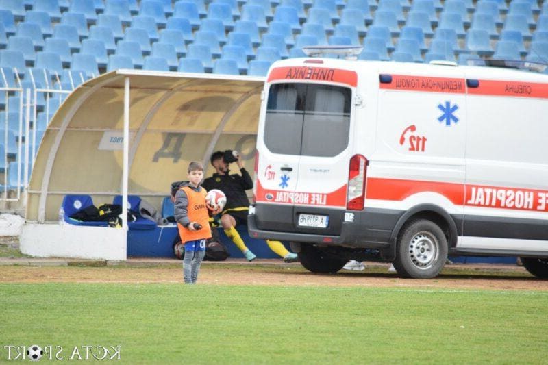 Неприятен инцидент по време на мач: откараха капитана на Миньор с линейка (ВИДЕО+СНИМКИ)