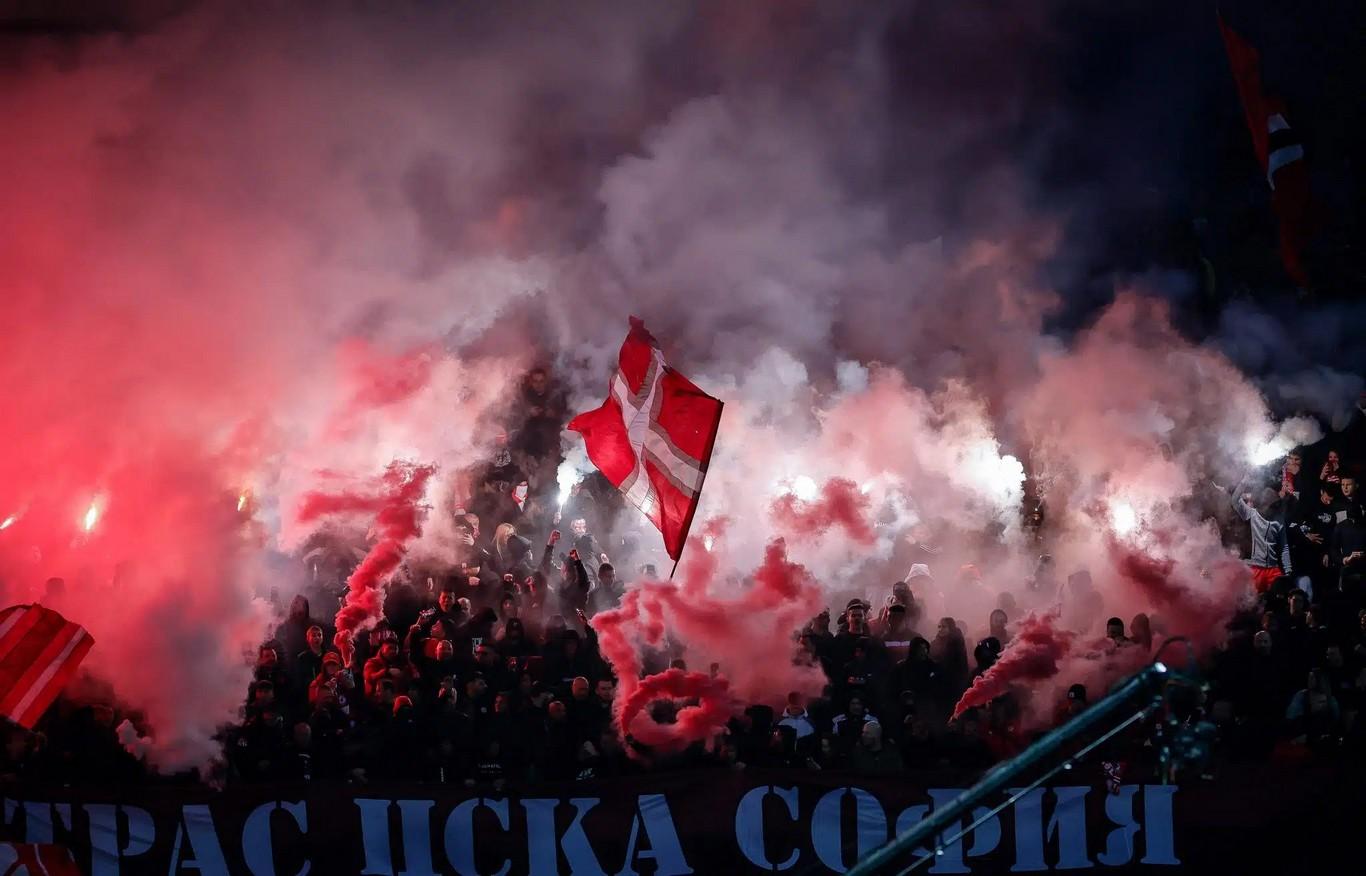 „Червените“ фенове изгониха футболистите „Червените“ фенове изгониха футболистите