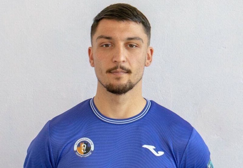 Етър подписа с капитана си в навечерието на дербито