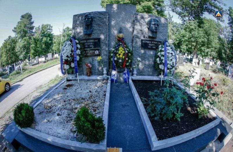 Левски поднася венци и цветя в памет на Гунди и Котков