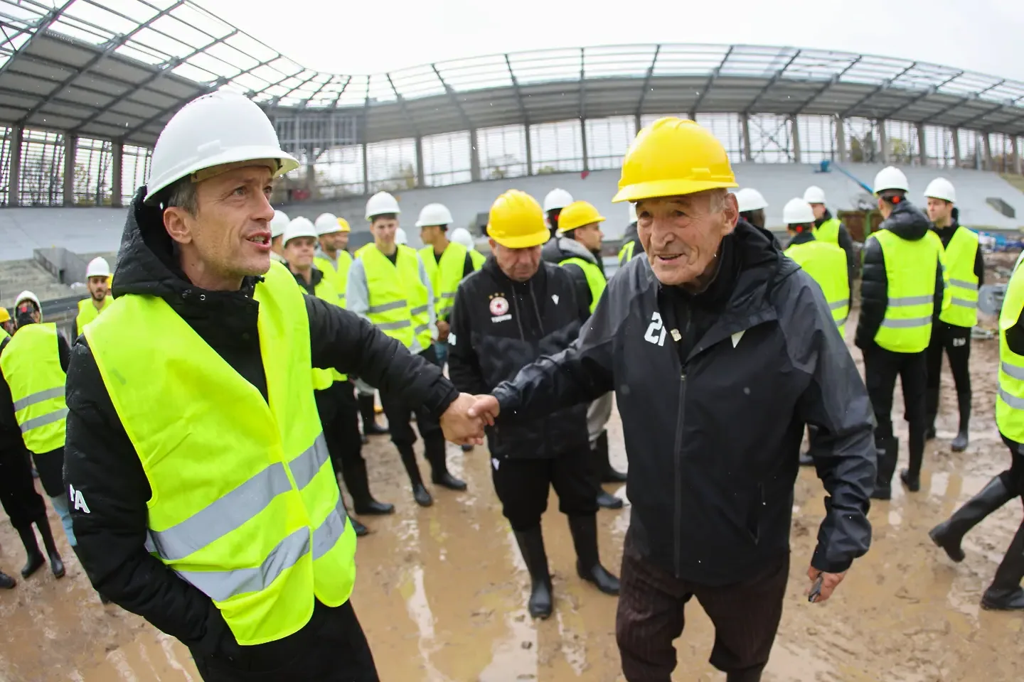 Христо Янев надъхва футболистите преди дербито! Заведе ги на строежа на новия стадион!(ВИДЕО)