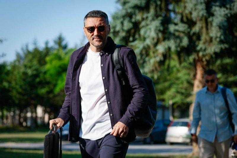 Нощна вендета: Стотици фенове на ЦСКА, начело с Кюстендилеца, обсадиха Панчарево, Керкез подаде оставка! Нощна вендета: Стотици фенове на ЦСКА, начело с Кюстендилеца, обсадиха Панчарево, Керкез подаде оставка!