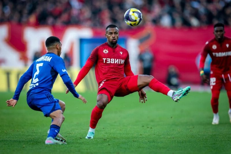 Заради Майкон: Веласкес размества защитата на Левски за дербито с ЦСКА