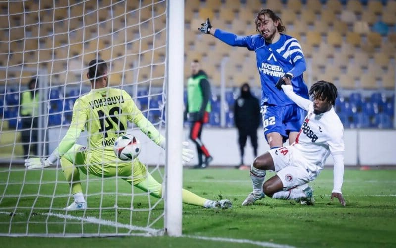 Кристиан Димитров гони Давид Яблонски по голове