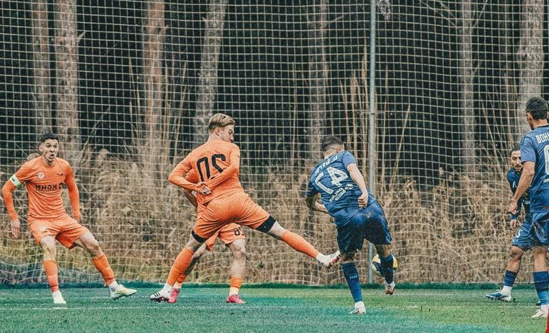 Популярен мениджър гледа Левски, редом до Сираков и Боримиров