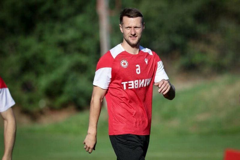 Бивш защитник на ЦСКА може да получи нов договор в Англия