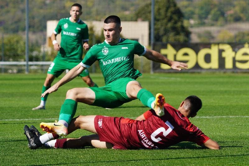 Повреден автобус носи служебна победа на Лудогорец III