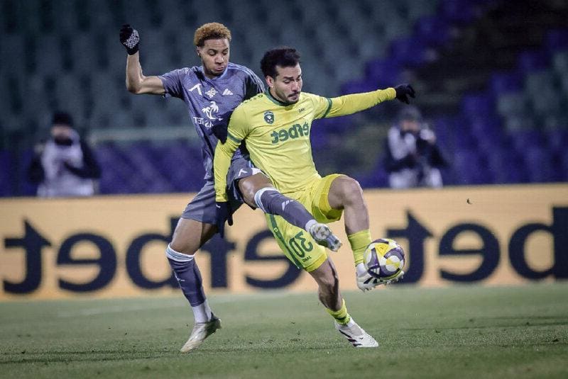 Възходът на Армстронг Око-Флекс пренарежда левия фланг на Левски: ирландецът измества Радослав Кирилов