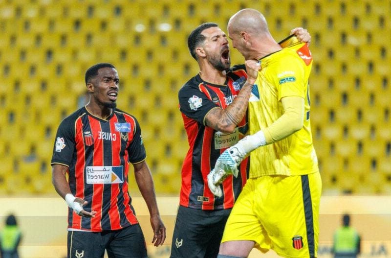 Майко мила! Бивш вратар на Лудогорец изтрещя и почна двама свои в Саудитска Арабия!(ВИДЕО)