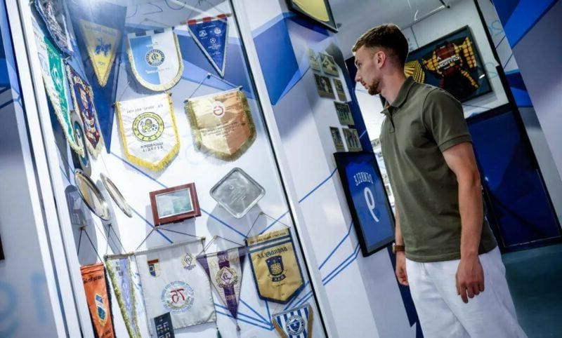 Защитник на Левски се стяга за мача на живота си