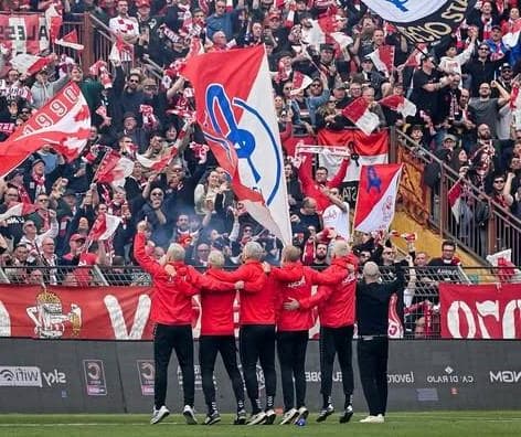 Бивш отбор на Валери Божинов се завърна в Серия Б и изкара 30 000 по улиците!